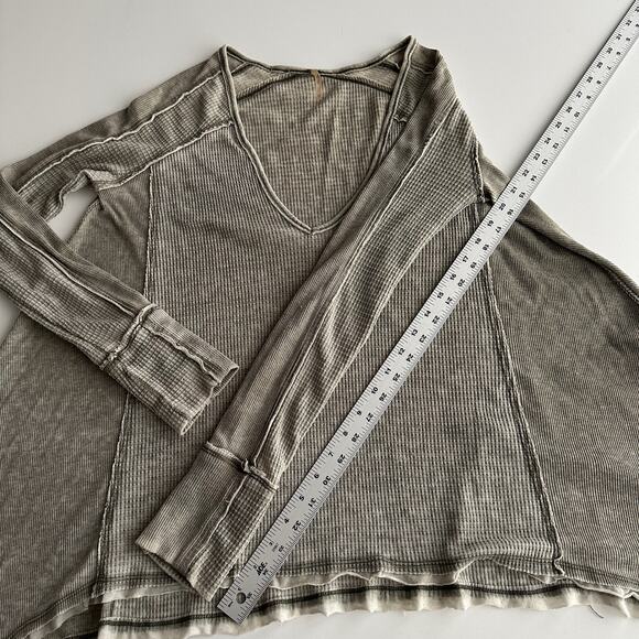 Free People Distressed Waffle Knit Handkerchief Hem V Neck Worn Gray Shirt XS - Picture 7 of 10